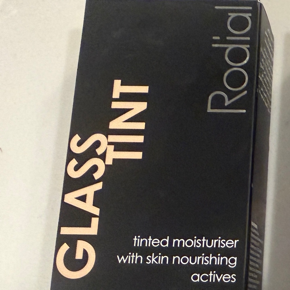 Rodial Glass Tint Moisturizer in Capri (01) -hyaluronic acid, tripeptide-3